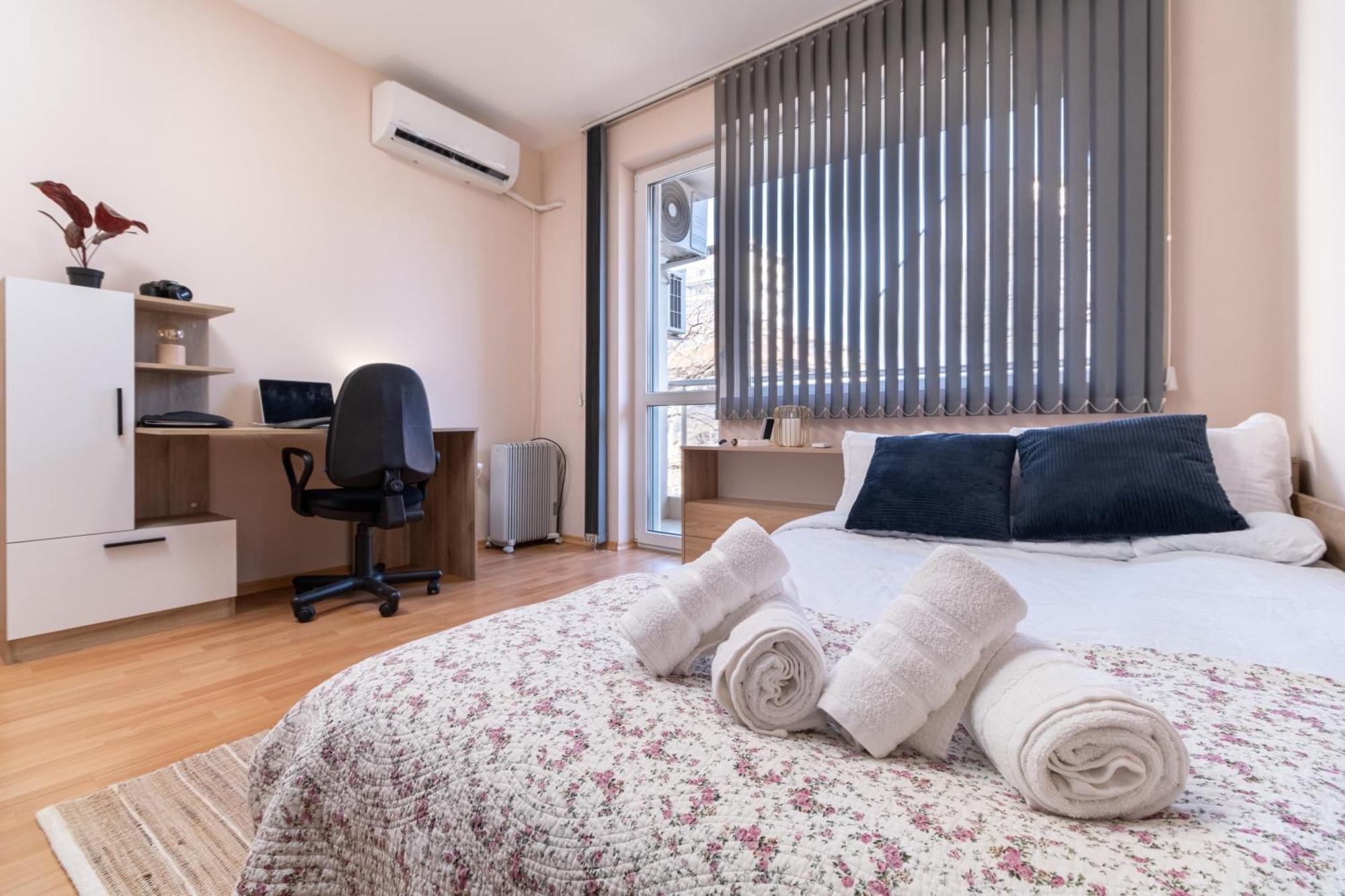 Comfortable 2Br Urban Getaway In City Center Пловдив Екстериор снимка